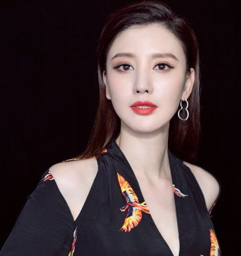 长发女生梳油头比男人都酷帅 2019女生头发往后梳的发型设计上线